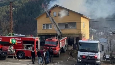 K&ouml;y evinin &ccedil;atı katında &ccedil;ıkan yangın s&ouml;nd&uuml;r&uuml;ld&uuml;
