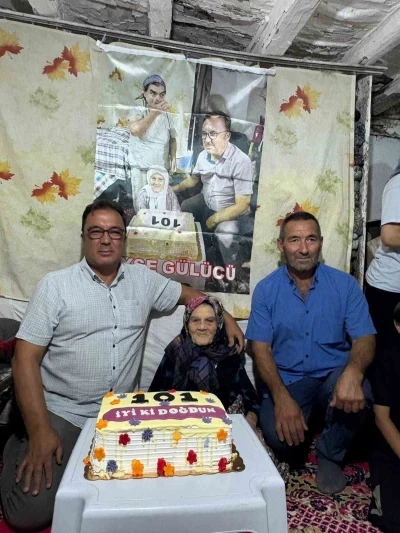 Köy halkı 101 yaşına giren kadına pasta kesti
