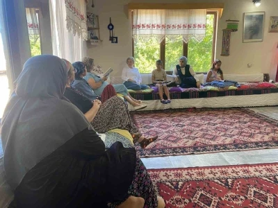 Köy kadınlarından kitap okuma etkinliği
