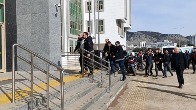 K&ouml;y kuşatıldı, katiller ile onlara yardım edenler yakalandı: 4 ş&uuml;pheli adliyeye sevk edildi
