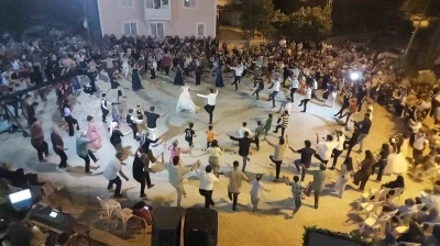 Köy meydanı halk oyunu sahnesine dönüştü: Köylüler Zeybek ve Teke Zortlatması oynadı
