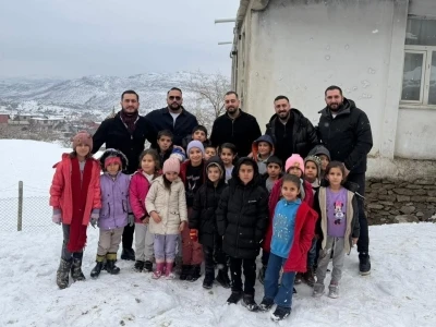 K&ouml;y okullarında eğitim g&ouml;ren &ouml;ğrencilere kırtasiye malzemesi yardımı
