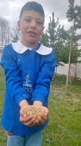 K&ouml;y okulu &ouml;ğrencilerinden 14 Mayıs &Ccedil;ift&ccedil;iler G&uuml;n&uuml; klibi
