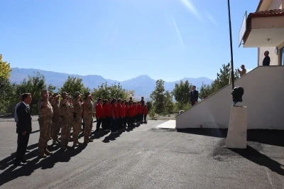 Köy okuluna jandarmadan Atatürk köşesi
