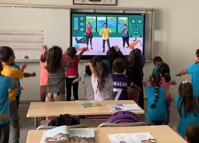 Köy okulunda akıllı tahta sevinci
