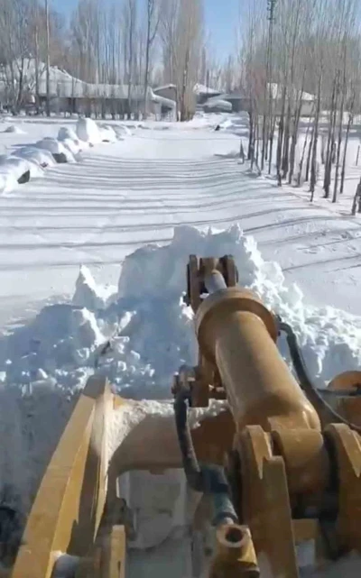 K&ouml;y yolları i&ccedil;in zorlu m&uuml;cadele: Kar kalınlığının 2 metreyi aştığı b&ouml;lgede ekipler aralıksız mesai yapıyor
