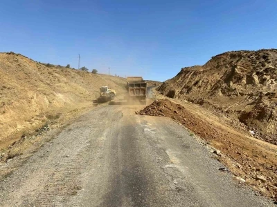 Köy yollarında genişletme çalışmaları sürüyor
