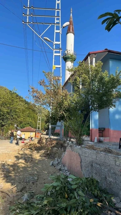 Köy yollarında genişletme çalışmaları sürüyor
