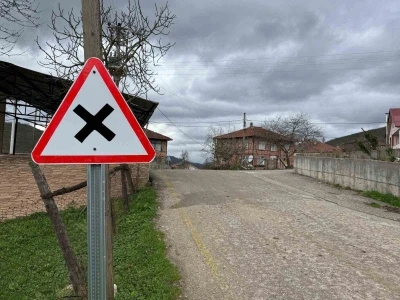 K&ouml;y yollarında tabela &ccedil;alışmaları s&uuml;r&uuml;yor
