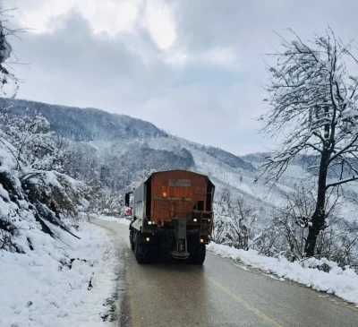 K&ouml;y yollarında tuzlama &ccedil;alışmaları s&uuml;r&uuml;yor
