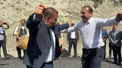 Köy yolu asfaltlandı, büyük sevinç yaşayan köylülüler çiftetelli oynadı
