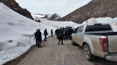 K&ouml;y yoluna &ccedil;ığ d&uuml;şt&uuml;, ekipler yolu a&ccedil;mak i&ccedil;in &ccedil;alışma başlattı
