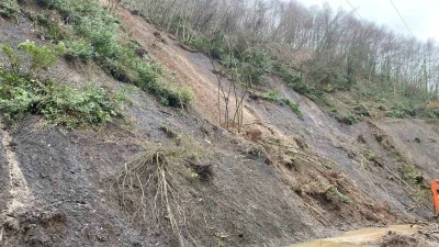 K&ouml;y yolunda tekrar heyelan meydana geldi
