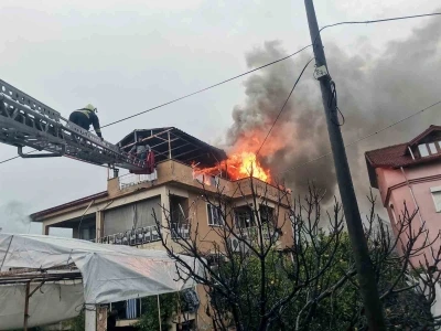 K&ouml;yceğiz&rsquo;de &ccedil;atıda balyan yangında ev tamamen yandı
