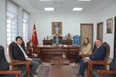 K&ouml;yceğiz&rsquo;de İstiklal Marşı&rsquo;nı okuma yarışmasında 1&rsquo;inci olan &ouml;ğrenci &ouml;d&uuml;llendirildi
