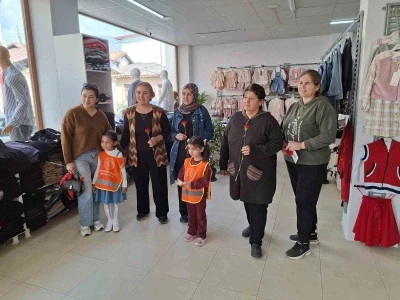 K&ouml;yceğiz&rsquo;de minik &ouml;ğrencilerden kadınlara anlamlı jest
