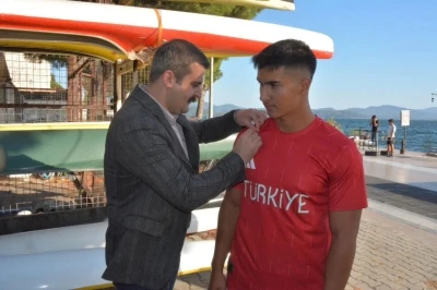 Köyceğiz Kaymakamı Kumcu, Dünya Şampiyonu Karahan’ı ödüllendirdi
