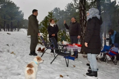 K&ouml;yceğiz Kaymakamı Kumcu, vatandaşların kar keyfine ortak oldu
