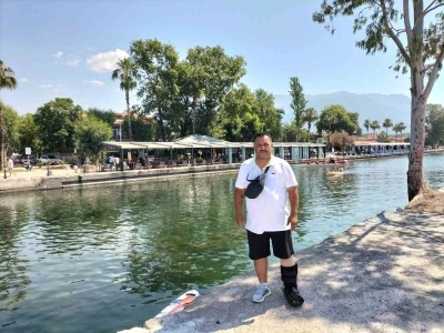 K&ouml;yceğizli muhtar Yorulmaz, kırık ayağı ile g&ouml;revini s&uuml;rd&uuml;r&uuml;yor
