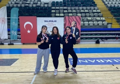 K&ouml;yceğizli &ouml;ğrenciler bilek g&uuml;reşinde ilk madalyalarını aldı
