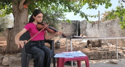 Köyde keman çalmayı öğrenen 14 yaşındaki kız güzel sanatlar lisesini kazandı
