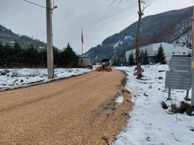 K&ouml;ylerde yol bakım &ccedil;alışmaları s&uuml;r&uuml;yor
