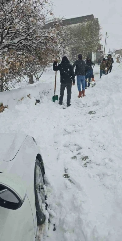 K&ouml;yl&uuml;ler kapanan sokaklarını elbirliğiyle a&ccedil;tı
