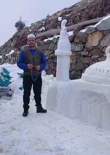 K&ouml;y&uuml;ne kardan cami yaptı
