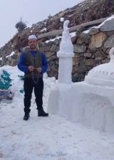 K&ouml;y&uuml;ne kardan cami yaptı