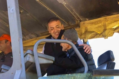 K&ouml;y&uuml;n&uuml;n yoluna ilk sıcak asfaltı 90 yaşındaki İlyas amca d&ouml;kt&uuml;
