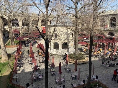 Koza Han&rsquo;da masalar geri d&ouml;nd&uuml;, vatandaş yeniden tarihle buluştu
