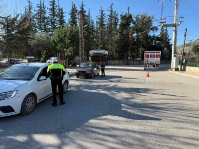 Kozan&rsquo;da 10 ara&ccedil; ve 4 motosiklet trafikten men edildi
