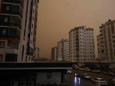 Kozan&rsquo;da &ccedil;&ouml;l tozu etkili oldu, sağanakla birlikte &ccedil;amur yağdı
