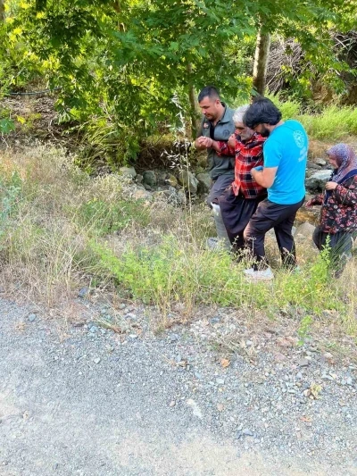 Kozan&rsquo;da kayalıklardan d&uuml;şen şahsı orman ekipleri kurtardı
