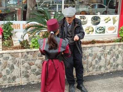 Kozan&rsquo;da &ouml;ğrenciler ilahiler s&ouml;yleyerek sokaklarda y&uuml;r&uuml;d&uuml;ler
