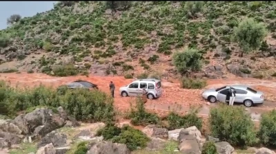 Kozan&rsquo;da sağanak ve dolu hayatı fel&ccedil; etti: Yollar kapandı, ara&ccedil;lar mahsur kaldı
