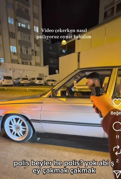 Kozan’da silahla &quot;şaka&quot; videosu çeken gençler polisi karşılarında görünce panik yaşadı
