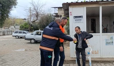 Kozan&rsquo;da temizlik iş&ccedil;ilerinden anlamlı bayramlaşma
