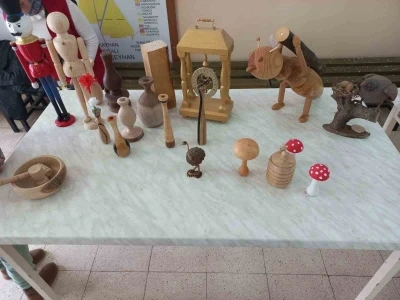 Kozan&rsquo;da &uuml;niversite &ouml;ğrencilerinin ahşap sanatı mesaisi
