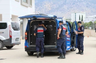 Kozan&rsquo;da &lsquo;yağma&rsquo; su&ccedil;undan aranan firariler jandarma operasyonu ile yakalandı
