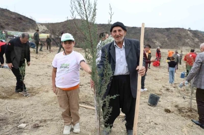 Kozan’da yangından etkilenen alana dede-torun fidan dikti
