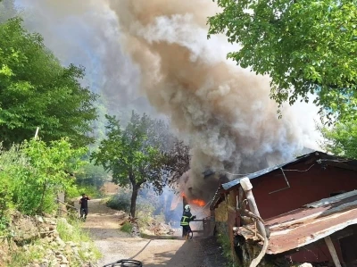 Kozan&rsquo;da yayla evindeki yangın ormana sı&ccedil;radı, ekipler m&uuml;dahale ediyor
