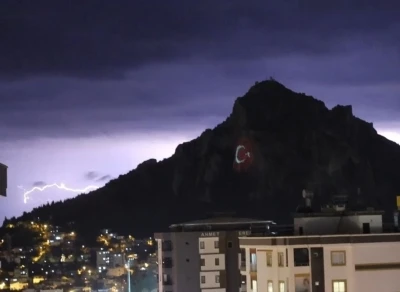 Kozan Kalesi&rsquo;nde şimşekler g&ouml;rsel ş&ouml;len oluşturdu
