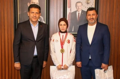 Kozanlı boks&ouml;r Azranur, Gen&ccedil;ler Olimpiyatları&rsquo;nda T&uuml;rkiye&rsquo;yi temsil edecek
