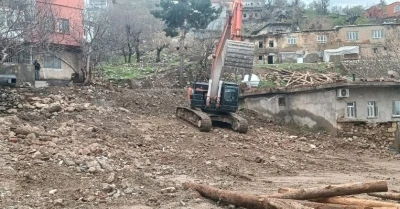 Kozluk&rsquo;ta vatandaşların kabusu haline gelen &ccedil;amurlu k&ouml;y yolları onarıldı
