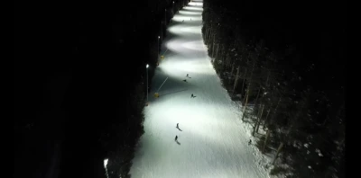 Kristal karların &uuml;zerinde gece mesaisi: Sarıkamış&rsquo;ta ışıklar altında kayak keyfi
