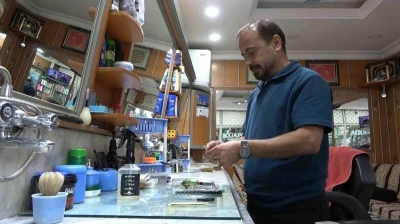 ’Kuaför’ yerine ’berberi’ tercih ediyor, klasik işletmesinde hala çeyrek asır önceki müşterisini tıraş ediyor

