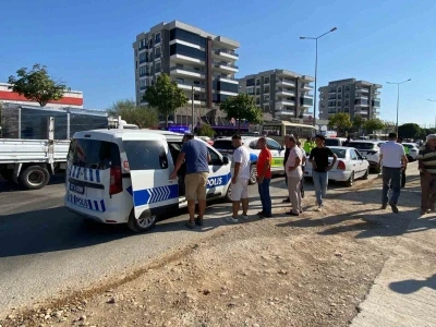 Kucağına aldığı oğluyla yolun karşısına geçerken otomobil çarptı: 1’i ağır 2 yaralı
