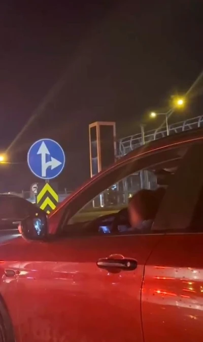 Kucağında &ccedil;ocukla ara&ccedil; kullanan s&uuml;r&uuml;c&uuml;ye tepki yağdı
