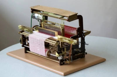 Küçük atölyesinde minyatür dokuma tezgahları yapıyor: Dünyadaki tek koleksiyonu oluşturdu
